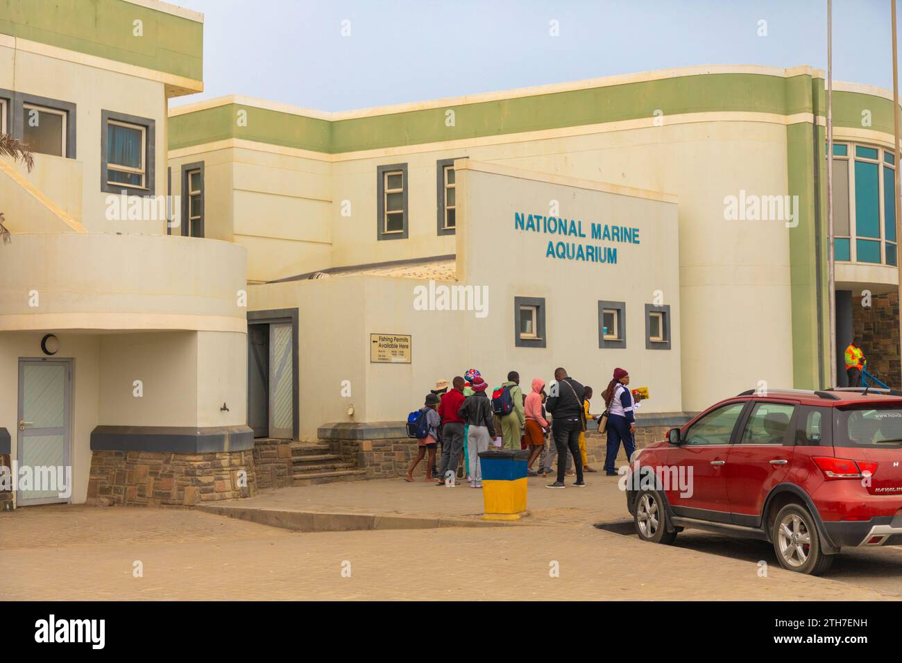 Swakopmund, Namibie - 28 septembre 2023 : visiteurs à l'extérieur de l'aquarium marin national de Swakopmund, Namibie. Banque D'Images