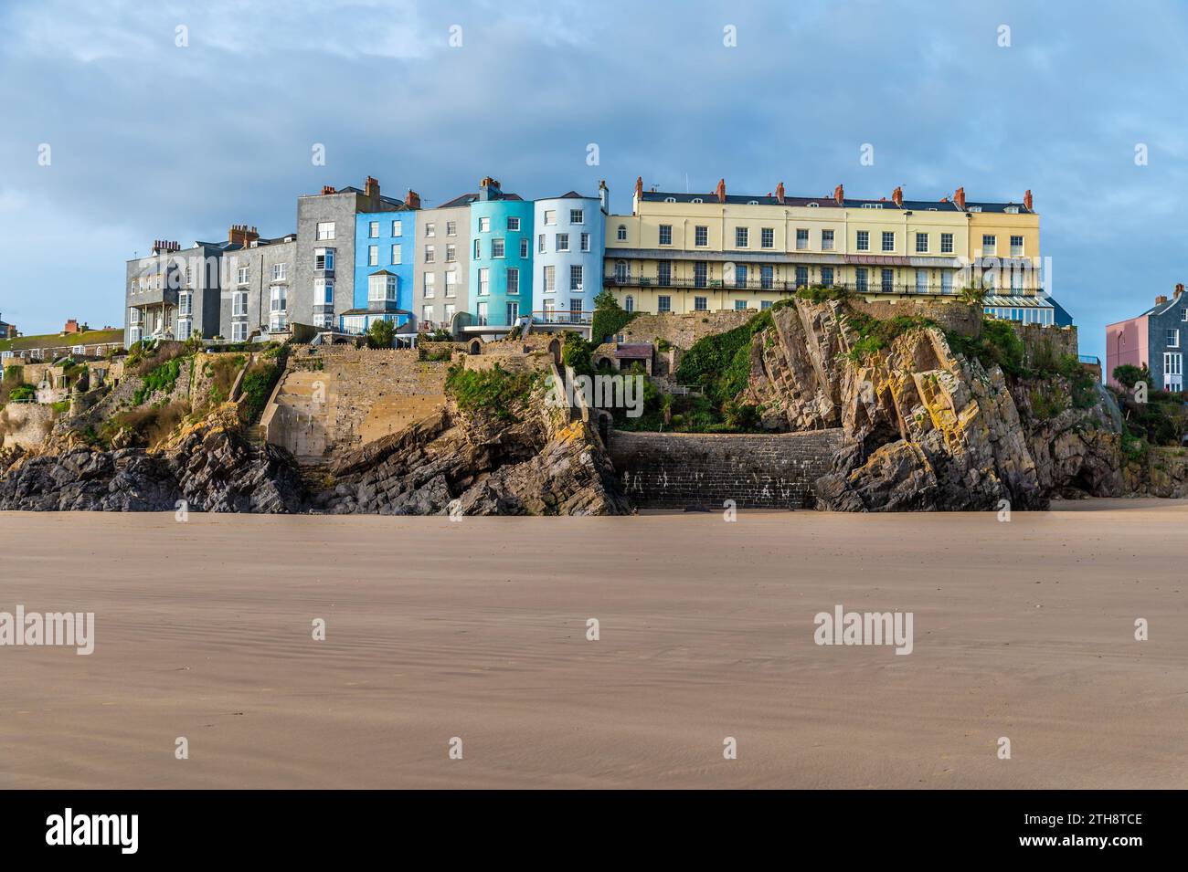 Une vue depuis la plage du château vers les falaises et les bâtiments colorés à marée basse à Tenby, pays de Galles par une journée ensoleillée Banque D'Images