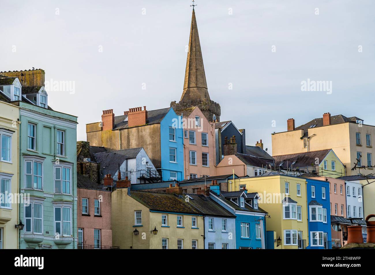 Une vue des bâtiments colorés sur Crackwell Street au-dessus du port de Tenby, pays de Galles par une journée ensoleillée Banque D'Images