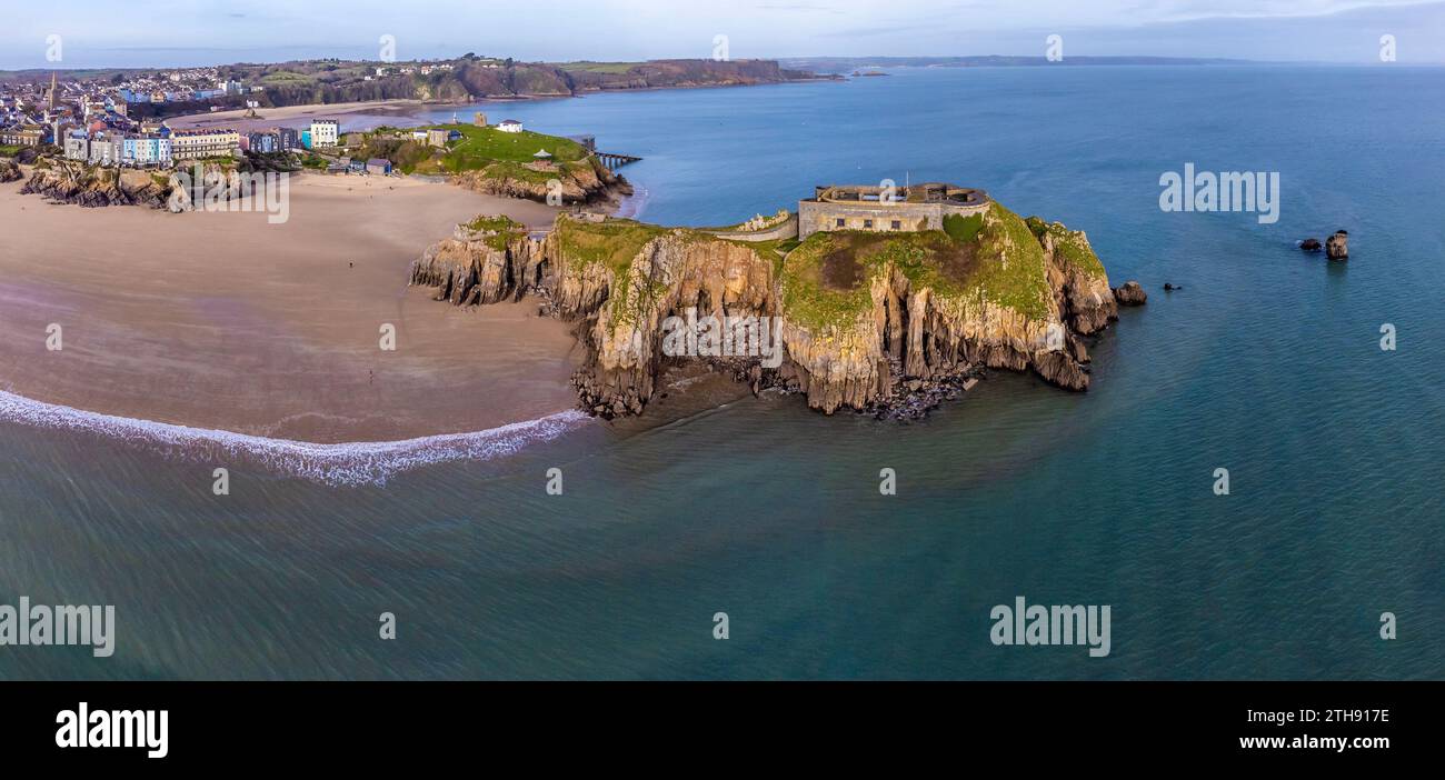 Une vue aérienne de l'île Sainte Catherines, de la colline du château et de la ville de Tenby, au pays de Galles par une journée ensoleillée Banque D'Images