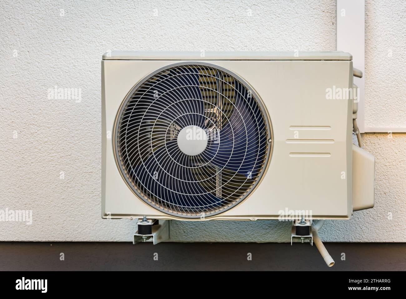 Pompe à chaleur de source d'air installée à l'extérieur de la maison de ville neuve et moderne, concept d'énergie renouvelable verte de pompe à chaleur Banque D'Images