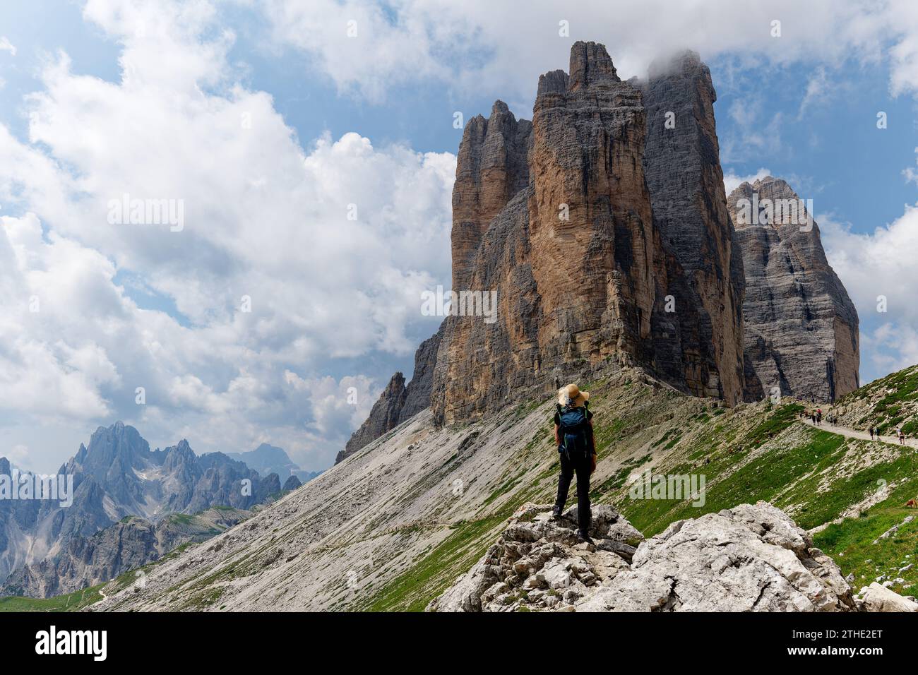 Une personne féminine admirant la vue sur la montagne Tre cime di Lavaredo dans les Dolomites, Italie. Lieux célèbres pour la randonnée. Banque D'Images