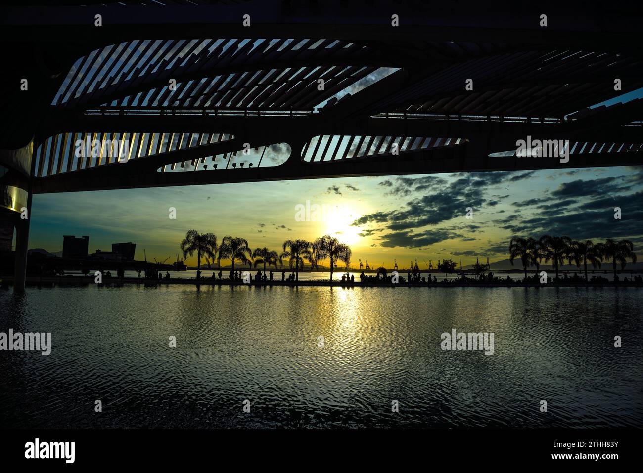 Coucher de soleil sur la surface de l'eau du Musée de demain - Rio de Janeiro, Brésil Banque D'Images