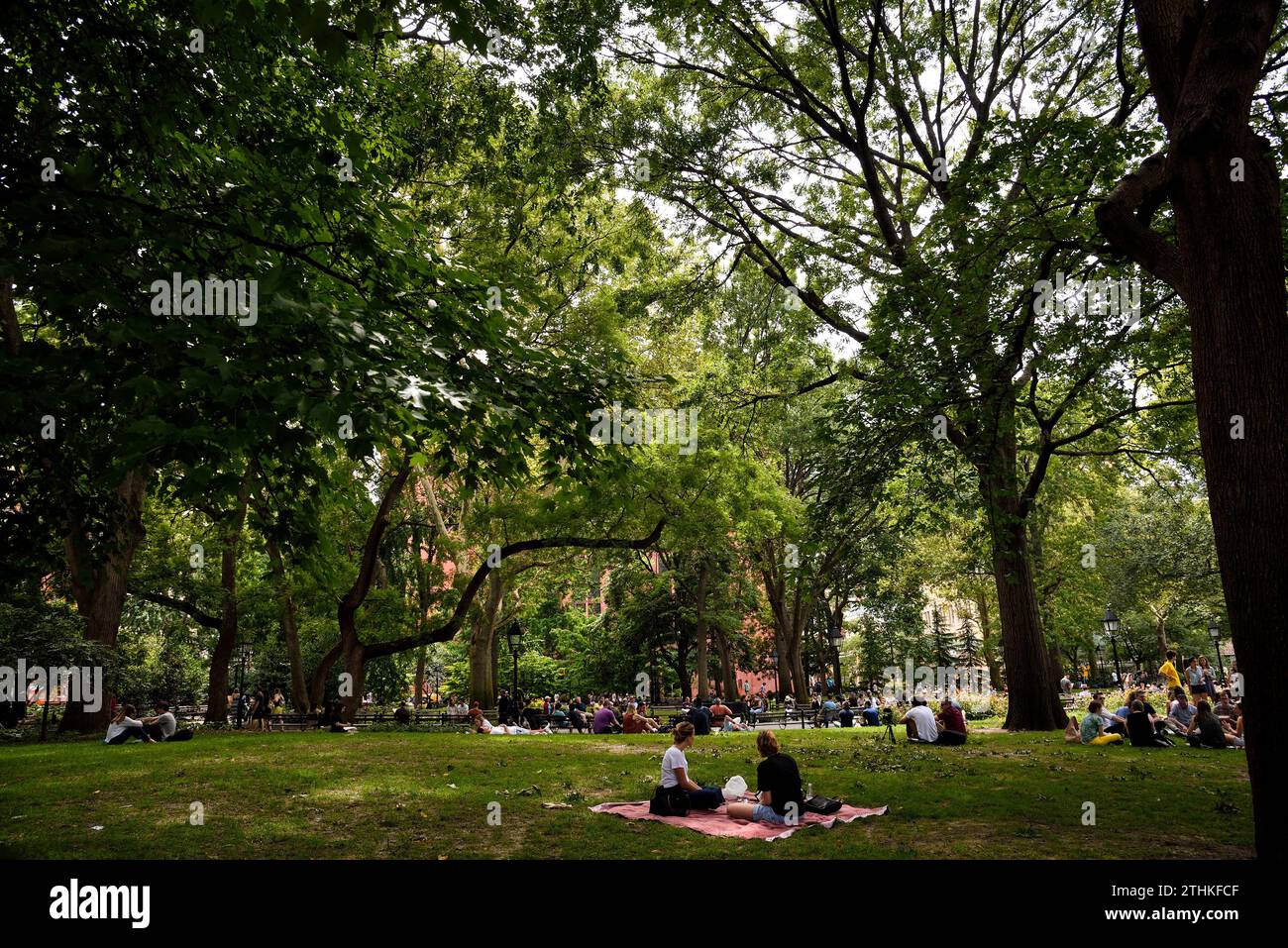 Pique-nique sur les pelouses de Washington Square Park - Manhattan, New York Banque D'Images