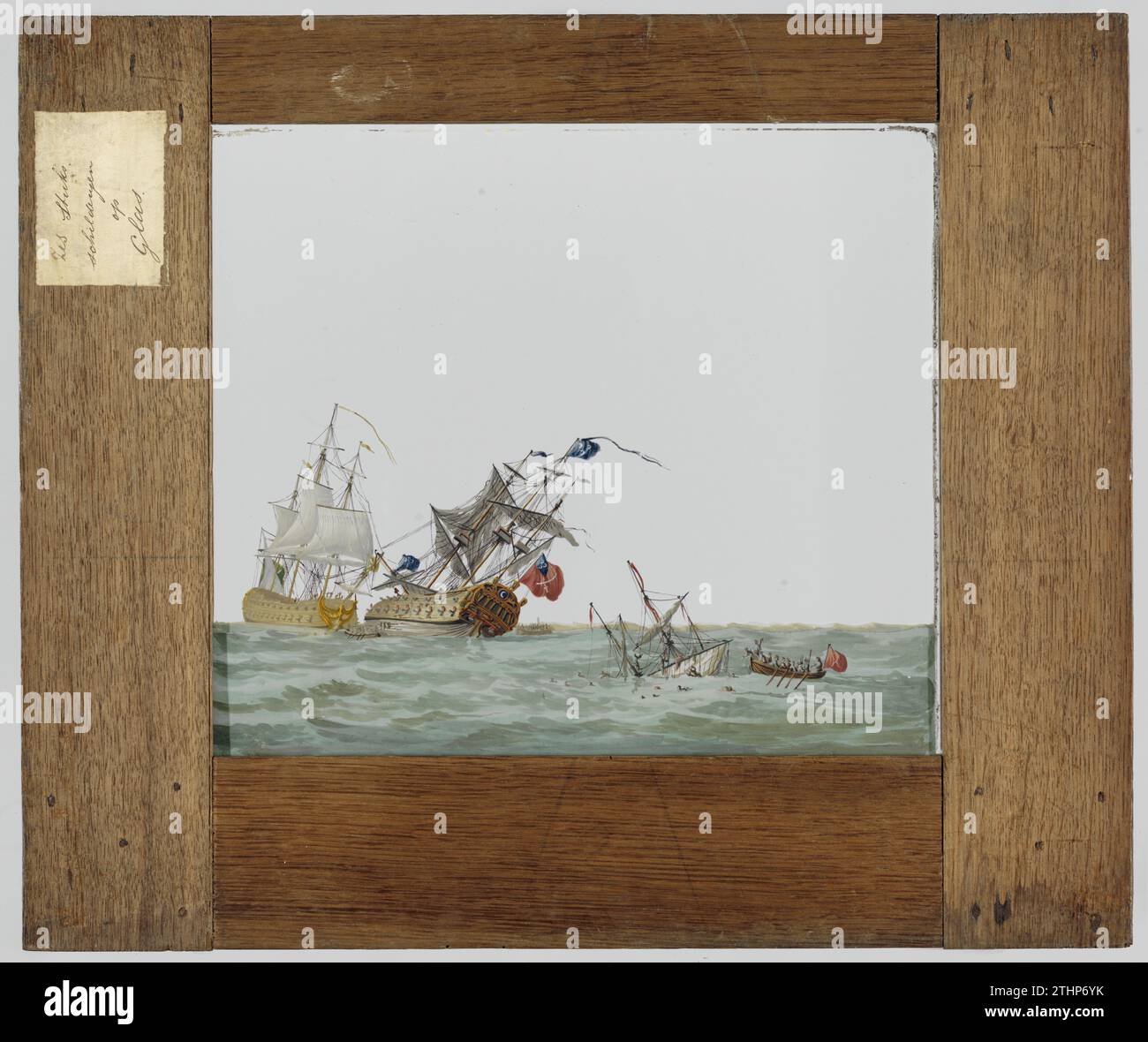 Diaphanorama d'une bataille navale, anonyme, c. 1750 - c. 1830 deux voiliers naviguent l'un sur l'autre. Le navire à droite nourrit des drapeaux bleus avec trois demi-lunes et un drapeau de clôture avec deux sabels croisés sur un bâtiment rouge (pirates de l'air nord-africains). Autour de deux sloops dans l'eau. Au premier plan un navire coulé avec un sloop, également avec un drapeau rouge avec deux sabels croisés. Seule la partie inférieure de la plaque est peinte, au-dessus du verre non peint. Un autocollant dit : '6 morceaux de peintures sur verre.' Partie d'une série de disques qui forment ensemble un diafanorama d'une bataille maritime. Bois néerlandais (plante materia Banque D'Images