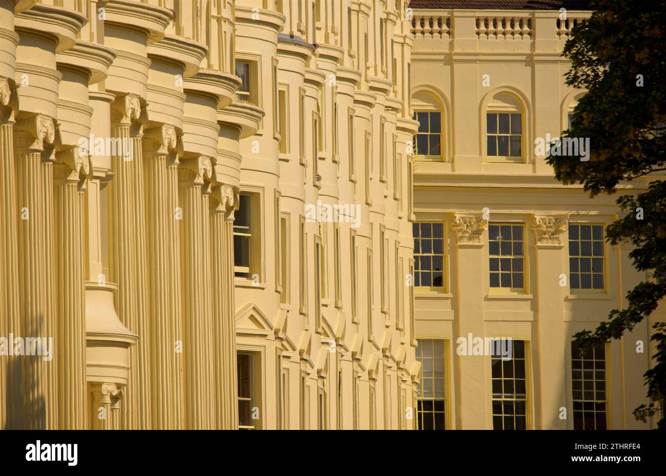 Lumière du soleil sur les façades en stuc de Brunswick Square, Hove East Sussex England façades de la terrasse ouest. Période Régence bâtiments classés Grade I Architecture. Brighton, Angleterre Banque D'Images