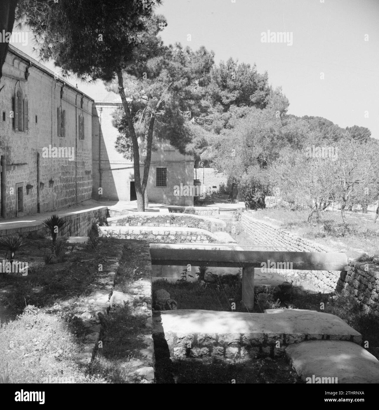 Vestiges romains à côté d'une église à Emmaus ca. 1950-1955 Banque D'Images