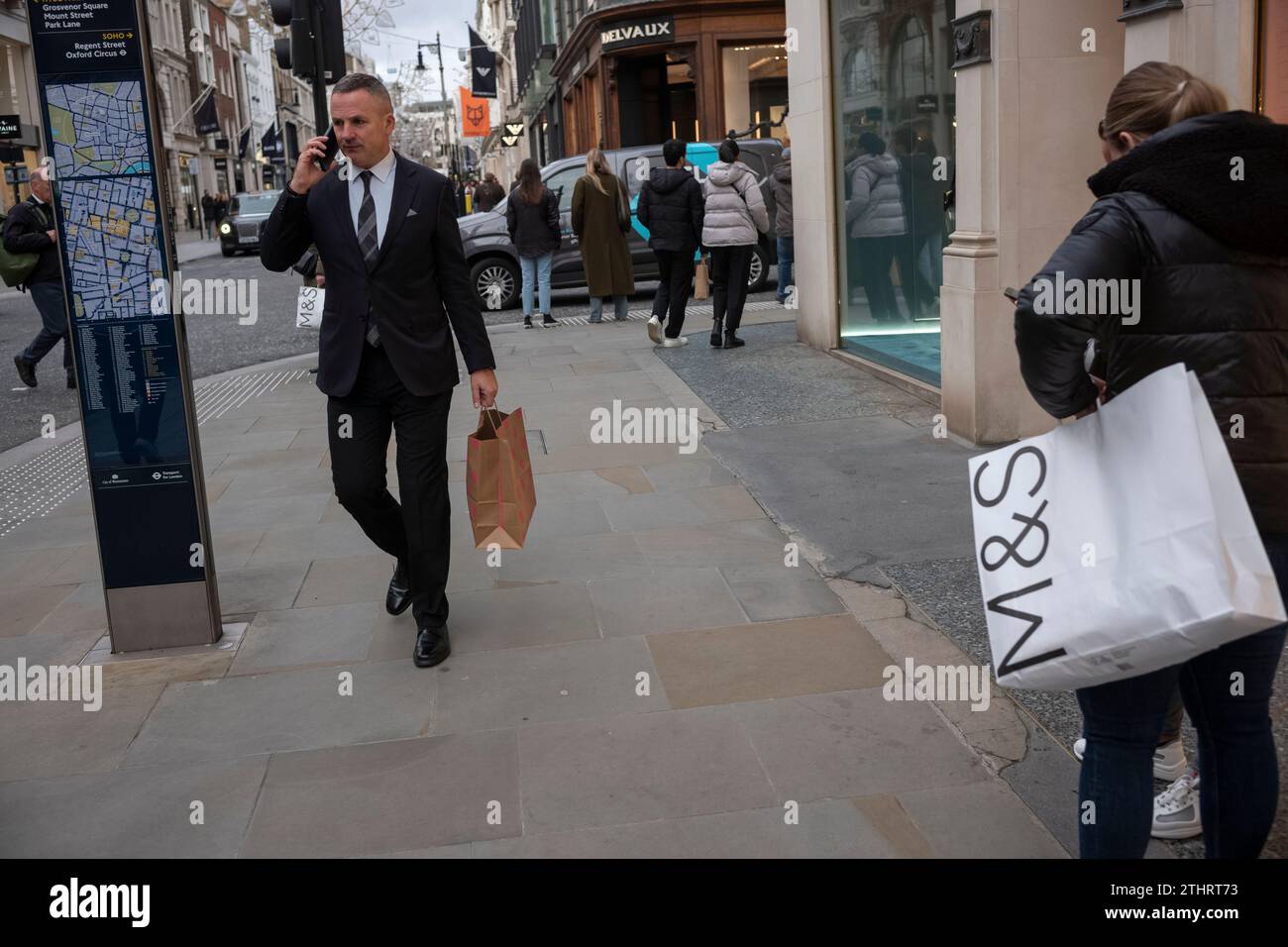 Touristes festifs en force prenant des selfies et des photos d'expositions de Noël le long de Old Bond Street au cœur de Mayfair à Londres, le 20 décembre 2023. Banque D'Images