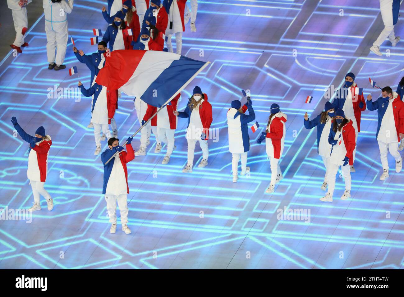 4 FÉVRIER 2022 - Pékin, Chine : Tessa Worley et Kevin Rolland sont les porte-drapeaux de Team France lors de la Parade des Nations lors de la cérémonie d'ouverture Banque D'Images