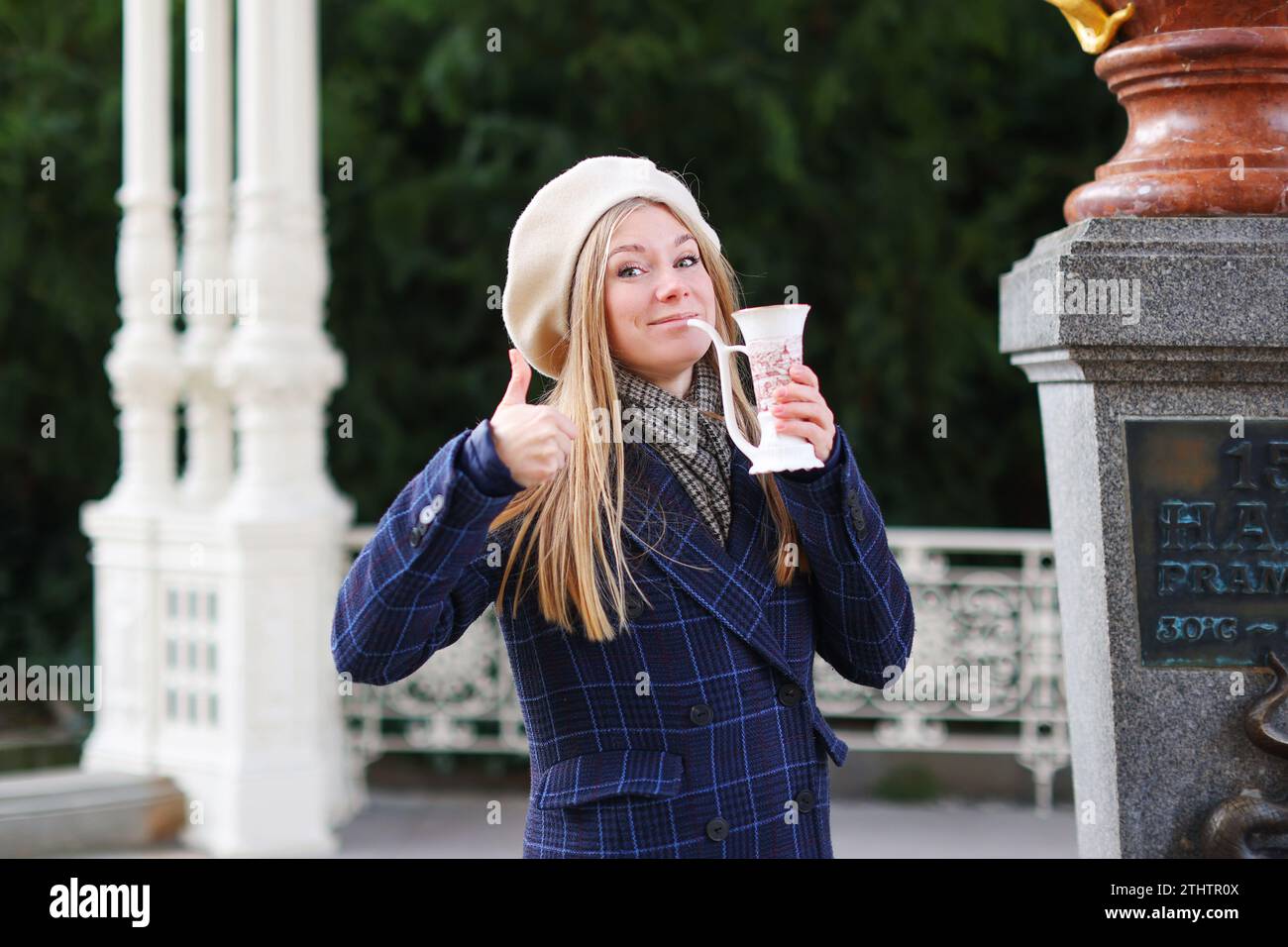 Fille boire de l'eau minérale dans la station balnéaire Karlovy Vary Banque D'Images