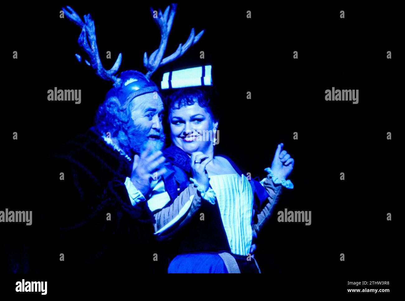 Benjamin Luxon (Sir John Falstaff), Susan Bullock (Alice Ford) dans FALSTAFF at English National Opera (ENO), London Coliseum, London WC2 03/06/1992 musique : Giuseppe Verdi livret : Arrigo Boito Traduction anglaise : Amanda Holden chef d'orchestre : Mark Elder design : Marie-Jeanne Lecca éclairage : Paul Pyant réalisateur : David Pountney Banque D'Images