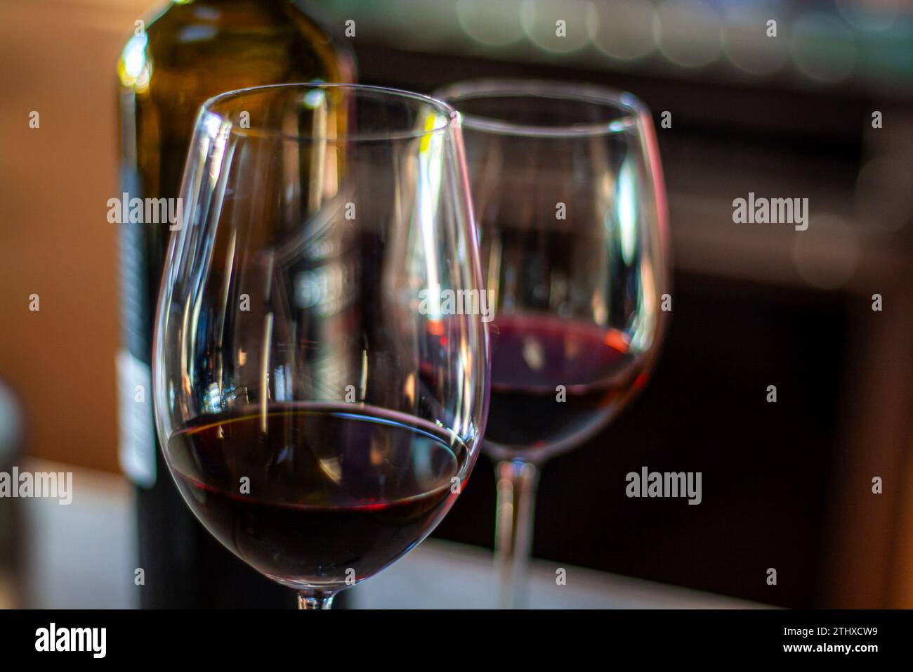 Deux verres de vin et une bouteille de vin Banque D'Images