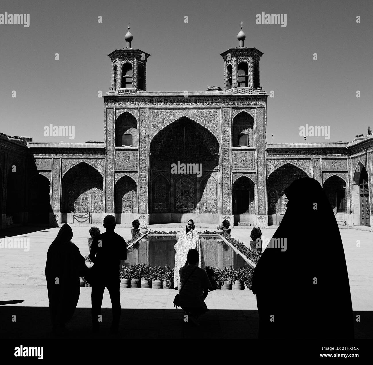 Shiraz, Iran, 06.27.2023. Vêtements traditionnels et islamiques chez les gens. Les gens dans le hijab islamique et la burqa dans la mosquée Nasir ol Molk, photo noir et blanc dans Banque D'Images