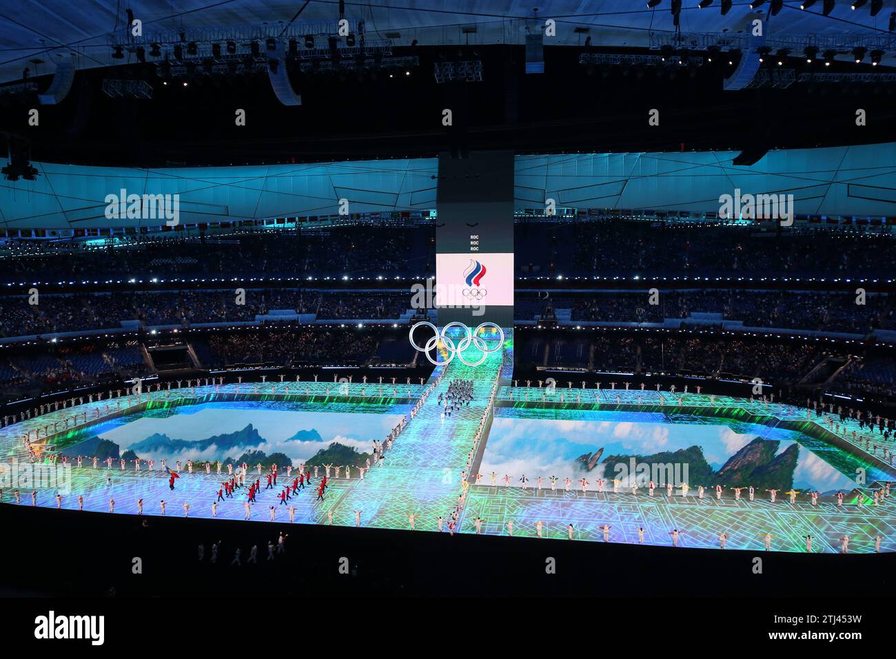 4 FÉVRIER 2022 - Pékin, Chine : Olga Fatkulina et Vadim Shipachyov sont les porte-drapeaux de Team Russia (ROC) lors de la Parade des Nations à l'Openin Banque D'Images