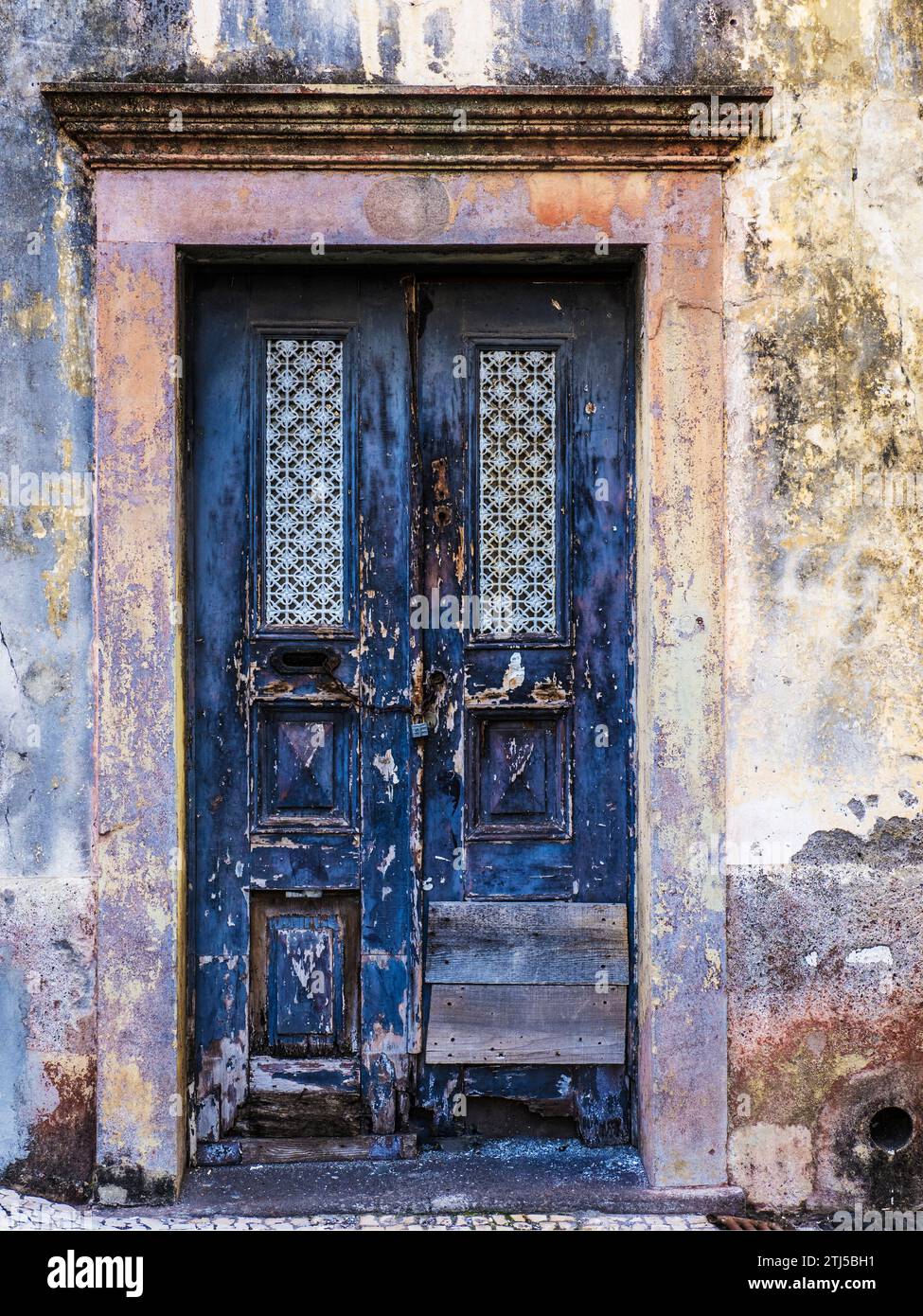 Une vieille porte d'entrée dans une rue arrière de Funchal, Madère, Portugal. Banque D'Images