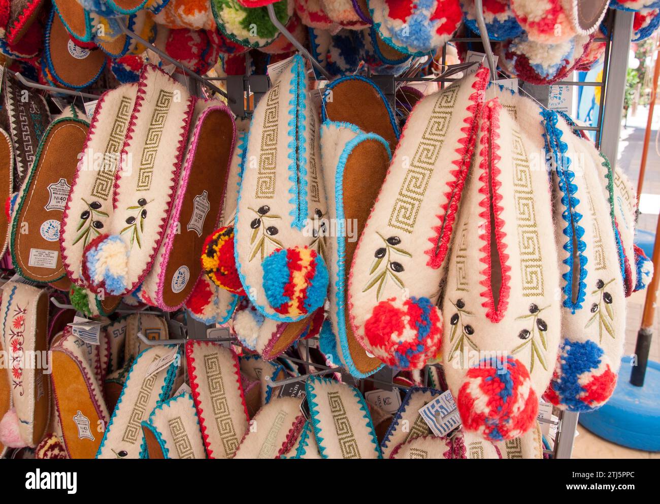 Chaussons grecs traditionnels dans une boutique de souvenirs, Mastichari, Kos (Cos), du Dodécanèse, Grèce, région sud de la Mer Egée Banque D'Images