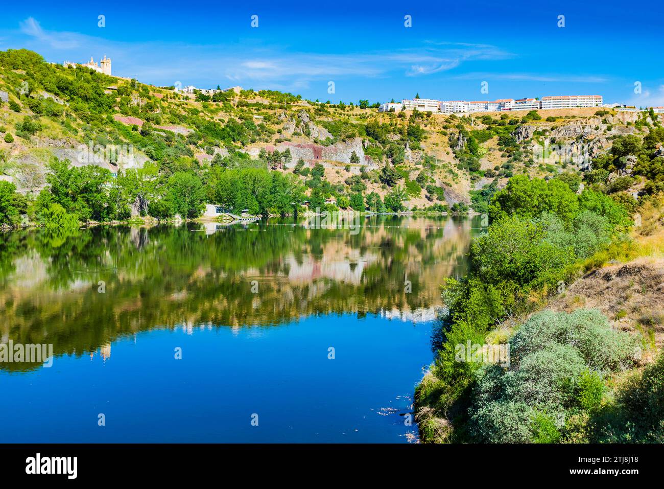 Fleuve Douro, au-dessus de la falaise la ville portugaise de Miranda do Douro. Rivière Duero, frontière naturelle entre l'Espagne et le Portugal. Europe Banque D'Images