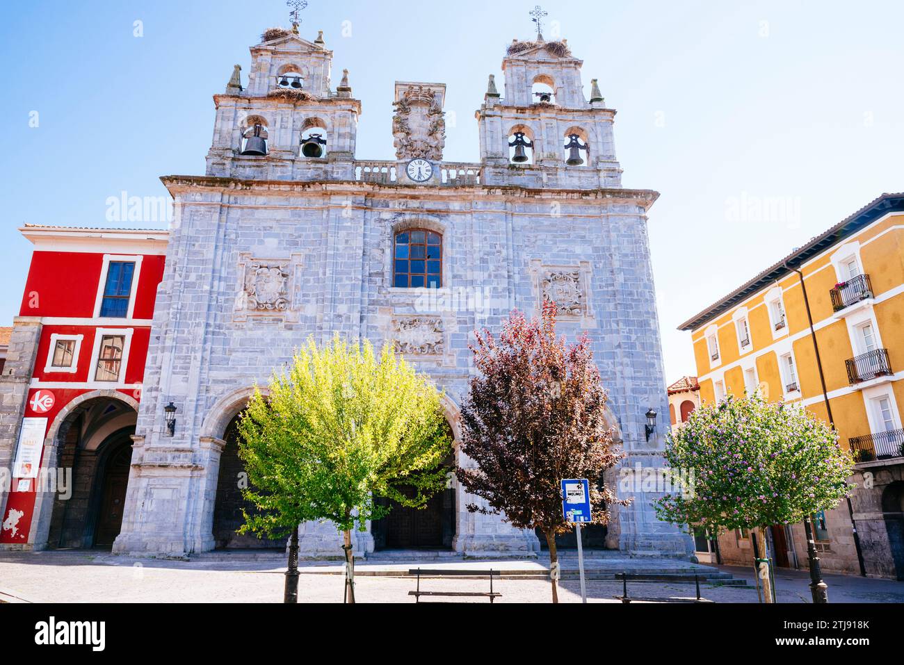 Église de la Sainte famille - Iglesia de la Sagrada familia. Plaza de los Fueros, Orduña, Vizcaya, País Vasco, Espagne, Europe Banque D'Images