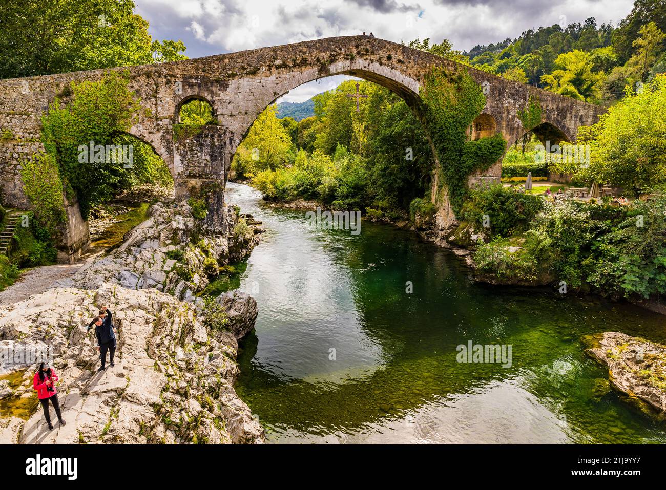 Pont du 13e siècle sur Rio Sella. Cangas de Onís, Principauté des Asturies, Espagne, Europe Banque D'Images