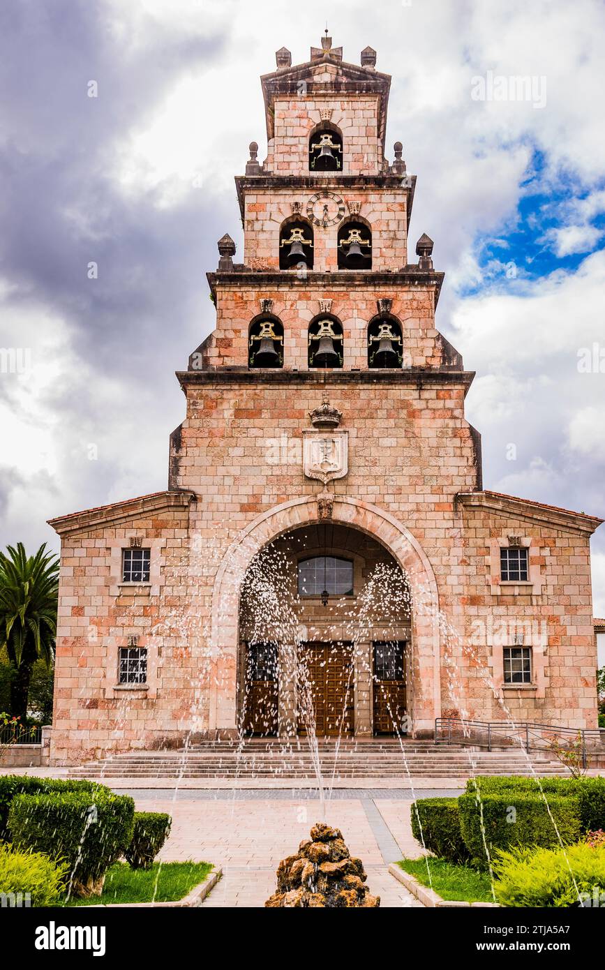 L'église paroissiale de Santa María de la Asunción. Le clocher à gradins de trois étages diminue de largeur, surmonté d'un fronton triangulaire. Cangas de on Banque D'Images