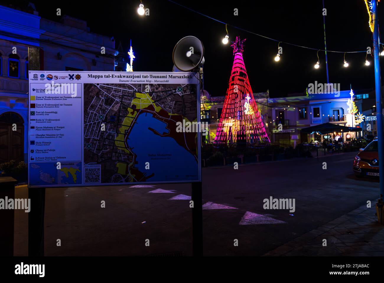 Plan d'évacuation en cas de tsunami à Marsaxlokk, Malte. Les places à Malte sont baignées de lumière colorée avant Noël Banque D'Images
