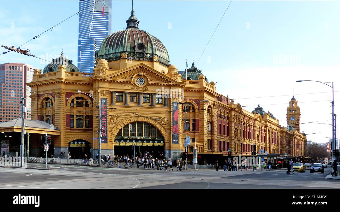 La gare de Flinders Street est une gare ferroviaire située à l'angle des rues Flinders et Swanston à Melbourne, Victoria, Australie. C'est la deuxième gare ferroviaire la plus fréquentée d'Australie, desservant l'ensemble du réseau ferroviaire métropolitain, 15 lignes de tramway allant et venant de la ville, ainsi que certains services V / Line nationaux et régionaux vers l'est de Victoria.[5] ouverte en 1854, la gare est la plus ancienne d'Australie crédit : BSpragg Banque D'Images