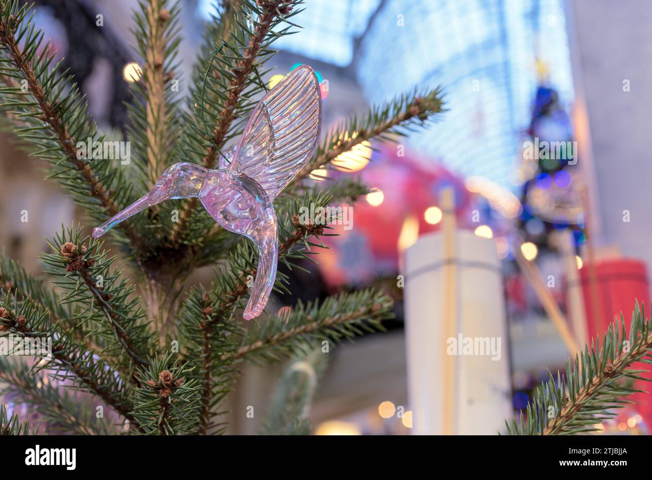 Colibri jouet de noël en verre sur l'arbre de Noël. Banque D'Images