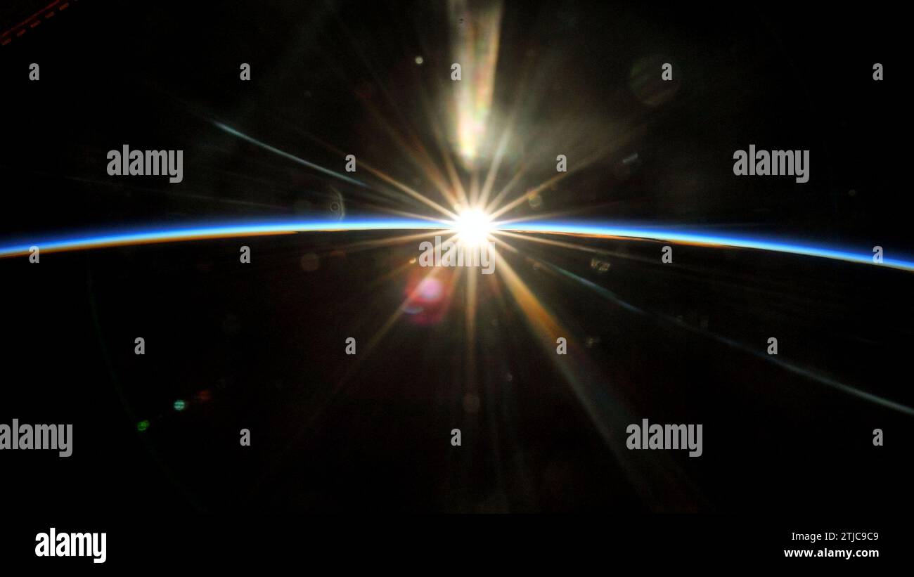 Vers le lever du soleil (orbital) les rayons du Soleil commencent à éclairer l'atmosphère terrestre alors que la Station spatiale internationale s'envole vers un lever de soleil orbital à 261 miles au-dessus du Texas, comme on le voit sur cette image prise par l'astronaute Bob Hines. Crédit image : NASA/B.Hines Banque D'Images