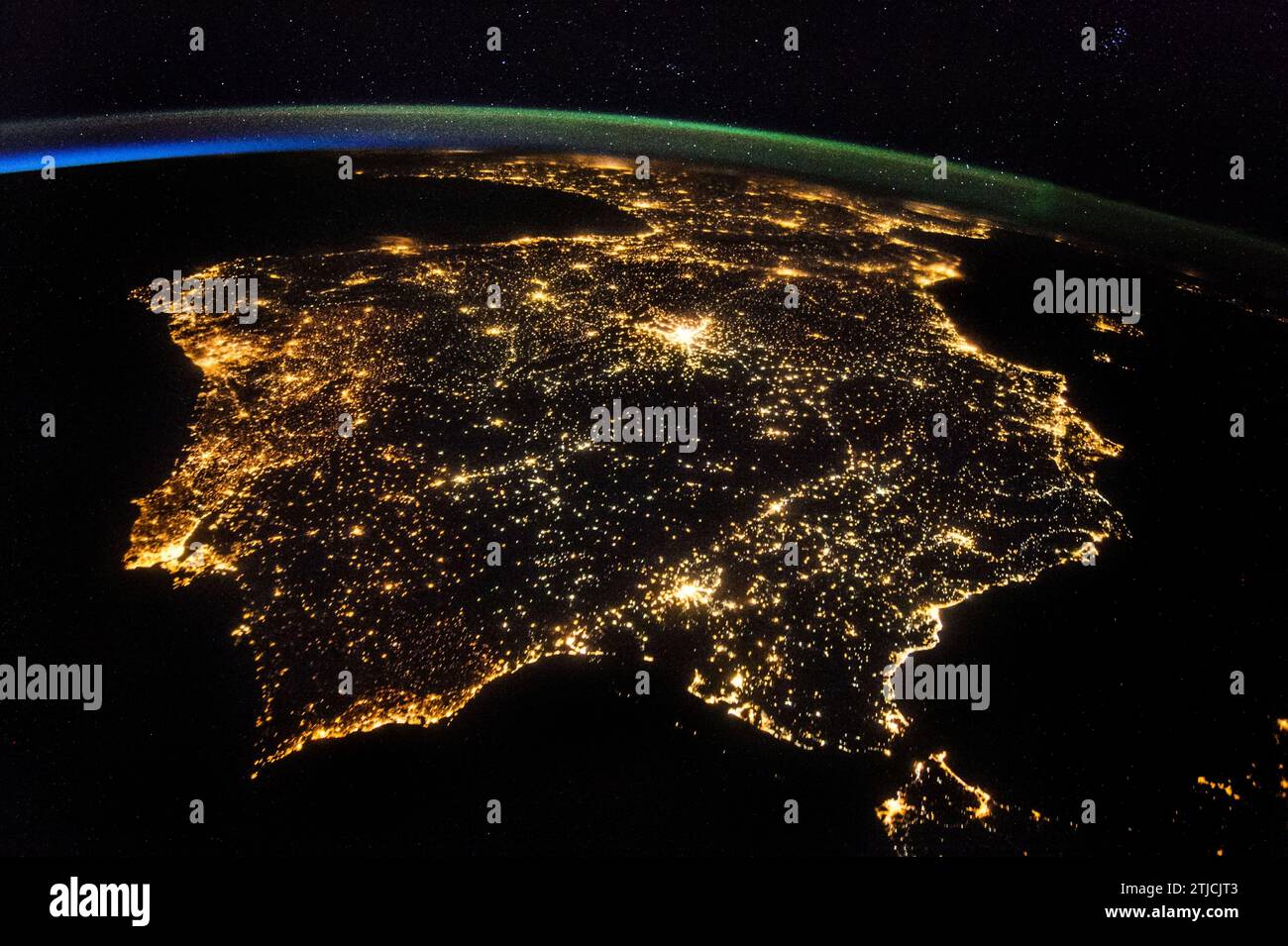 Péninsule ibérique de nuit prise de la Station spatiale internationale, 26 juillet 2014. L’un des membres de l’équipage de l’expédition 40 à bord de la Station spatiale internationale a enregistré cette photo en début de soirée de toute la péninsule ibérique (Espagne, Portugal et Andorre) le 26 juillet 2014. Une partie de la France peut être vue en haut de l'image et le détroit de Gibraltar est visible en bas, avec une très petite partie du Maroc visible près du coin inférieur droit. Une version optimisée d'une image originale de la NASA / crédit : NASA Banque D'Images