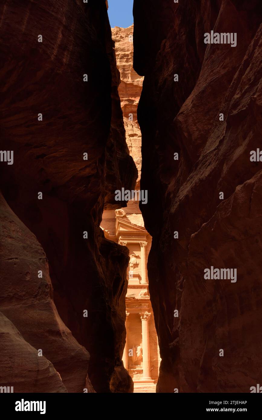 Le premier aperçu du Trésor de Petra à la sortie du Siq. Al-Khazneh, ÒThe Trésor', alias Khazneh el-far'oun (trésor du pharaon), est l'une des tombes taillées dans la roche les plus élaborées de Pétra, une ville du Royaume nabatéen habitée par les Arabes dans les temps anciens. Comme pour la plupart des autres bâtiments de cette ville antique, y compris le monastère (arabe : ad Deir), cette structure a été sculptée dans une paroi rocheuse de grès.On pense que Al-Khazneh a été construit comme mausolée et crypte au début du 1e siècle après JC pendant le règne d'Aretas IV Philopatris. Petra, Jordanie Banque D'Images