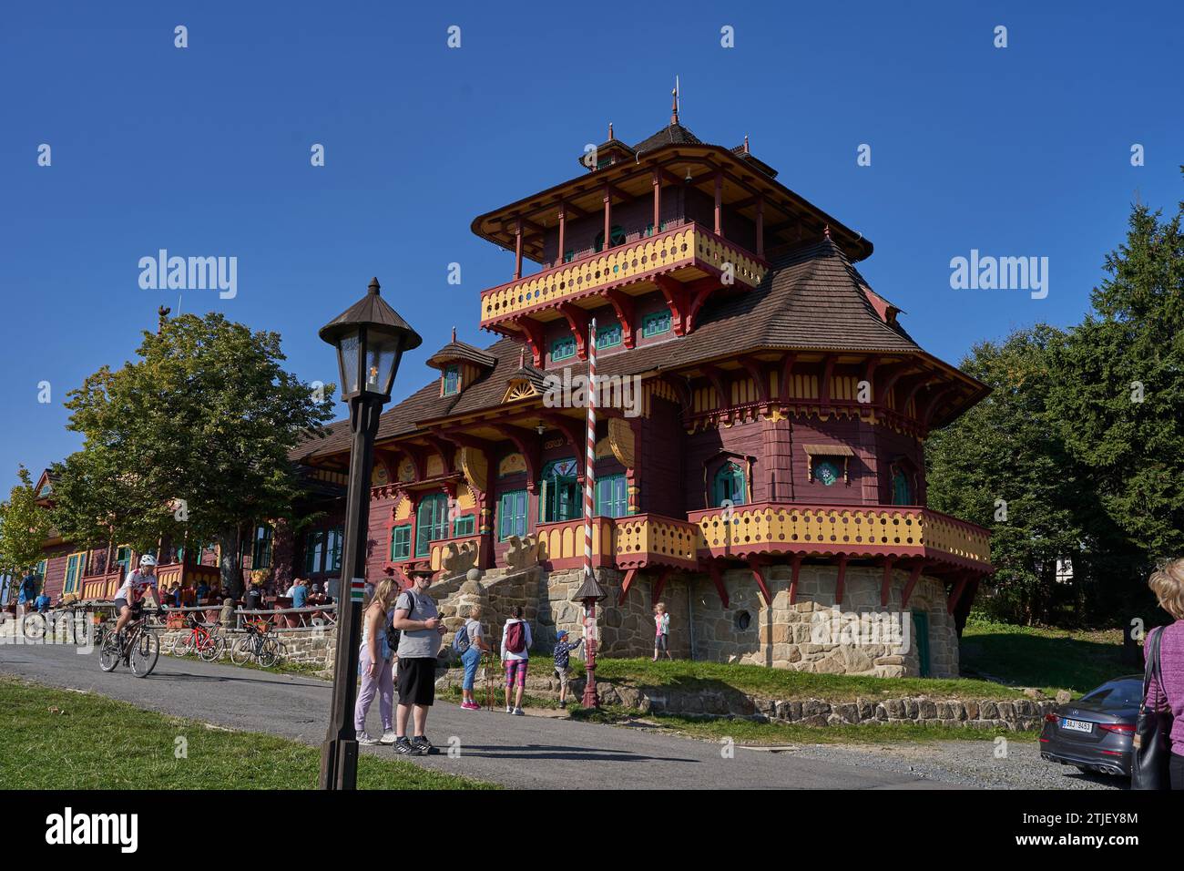 Pustevny, République tchèque - 29 septembre 2023 - bâtiments typiques en bois construits dans un style folklorique traditionnel Banque D'Images