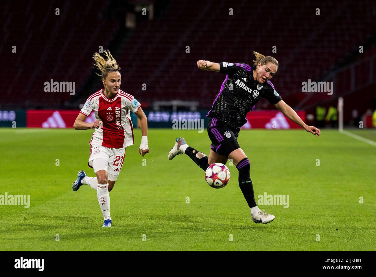 Zweikampf Rosa van Gool (AFC Ajax, #21), Sydney Lohmann (FC Bayern M?nchen, #12) UEFA Women?s Champions League : AFC Ajax - FC Bayern M?nchen, Amsterdam, Johan Cruijff Arena Am 20.12.2023 LES RÈGLEMENTS DFB INTERDISENT TOUTE UTILISATION DE PHOTOGRAPHIES COMME SÉQUENCES D'IMAGES ET/OU QUASI-VIDÉOS. Banque D'Images