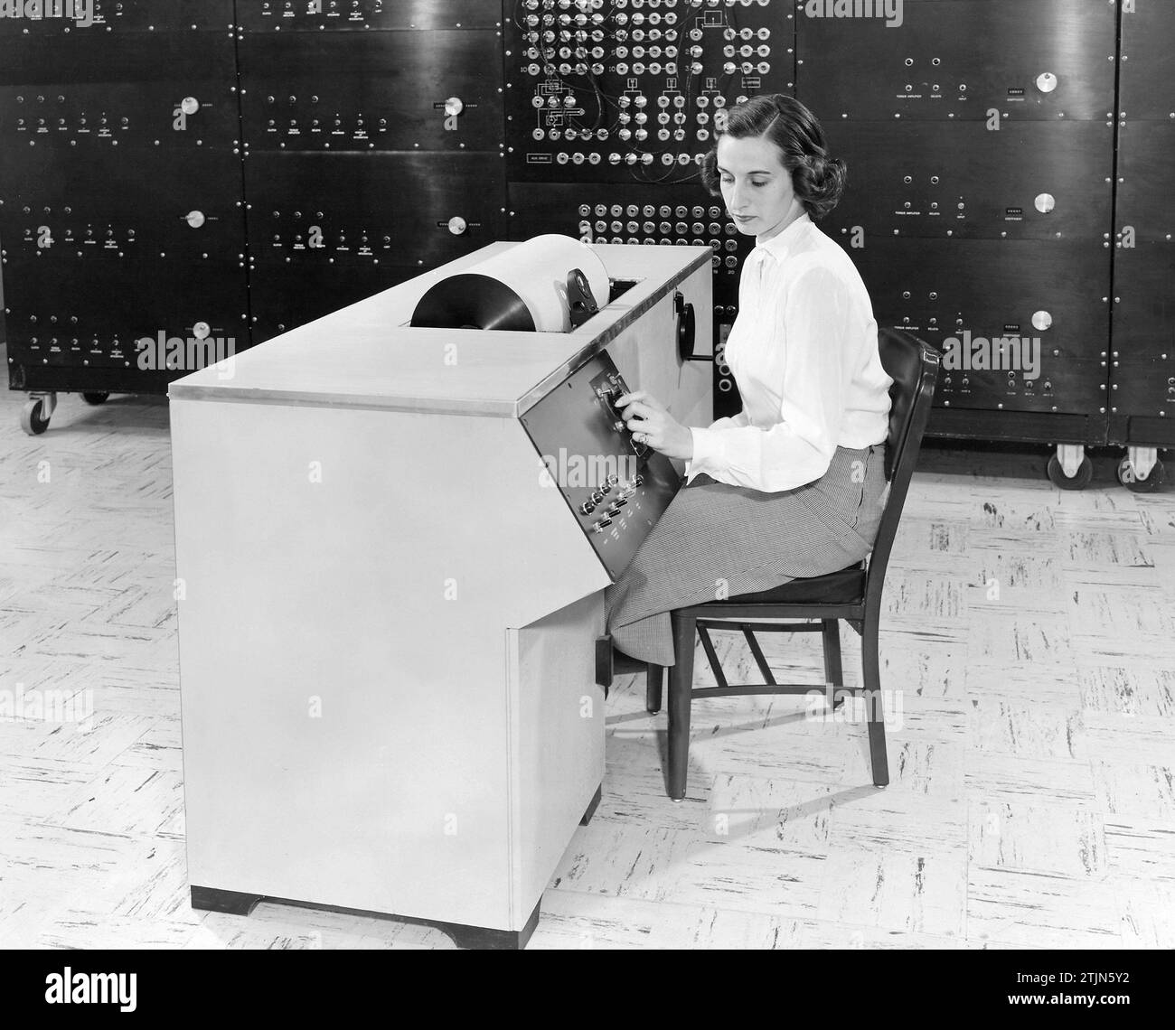 Analyseur différentiel construit sous la direction de Harold Mergler dans la section de recherche sur les instruments. Le technicien prépare un rapport de données. Cet équipement était situé au Lewis Flight propulsion Laboratory, LFPL, maintenant John H. Glenn Research Center à Lewis Field, Cleveland Ohio. Femme à une console technique produisant un rapport de données. Date : 5 juin 1951. Versin optimisé d'une image NASA / crédit : NASA Banque D'Images