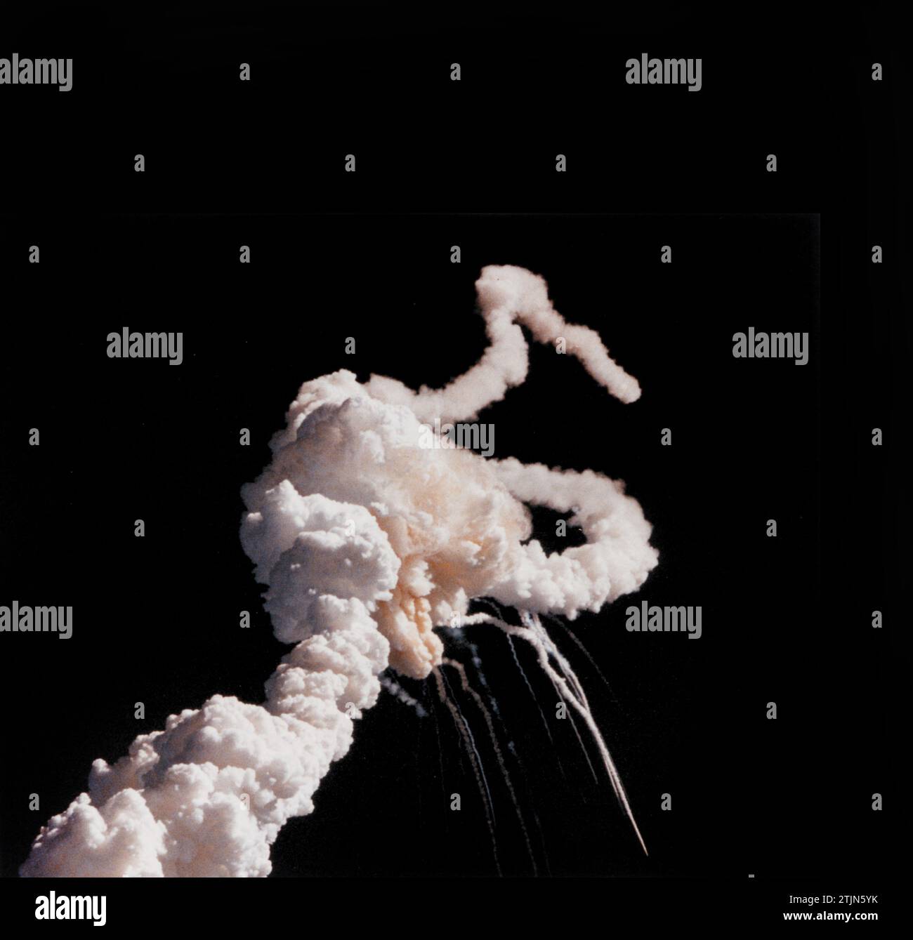 Le 28 1986 janvier, la navette spatiale Challenger et ses sept membres d'équipage ont été perdus lorsqu'un joint torique rompu dans le Solid Rocket Booster droit a provoqué une explosion peu après le lancement. Cette image, prise quelques secondes après l'accident, montre les panaches d'échappement des moteurs principaux et du Solid Rocket Booster de la navette enchevêtrés autour d'une boule de gaz provenant du réservoir externe. Parce que les lancements de navette étaient devenus routinières, ceux qui regardaient le lancement de la navette ont trouvé la vue de l'explosion particulièrement choquante et difficile à croire jusqu'à ce que la NASA confirme l'accident version optimisée d'une image originale de la NASA / crédit : NASA Banque D'Images
