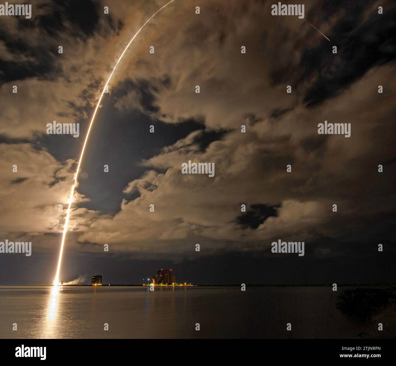 Une fusée Atlas V de la United Launch Alliance avec le vaisseau spatial Lucy à bord est vue dans cette photo d'exposition de 2 minutes et 30 secondes alors qu'elle se lance depuis le complexe de lancement spatial 41, S16 octobre 2021, à Cape Canaveral Space Force Station en Floride. Lucy sera le premier vaisseau spatial à étudier les astéroïdes troyens de Jupiter. Lucy révolutionnera notre connaissance des origines planétaires et de la formation du système solaire. Une version optimisée d'une image originale de la NASA. Crédit : NASA / B Ingalls Banque D'Images