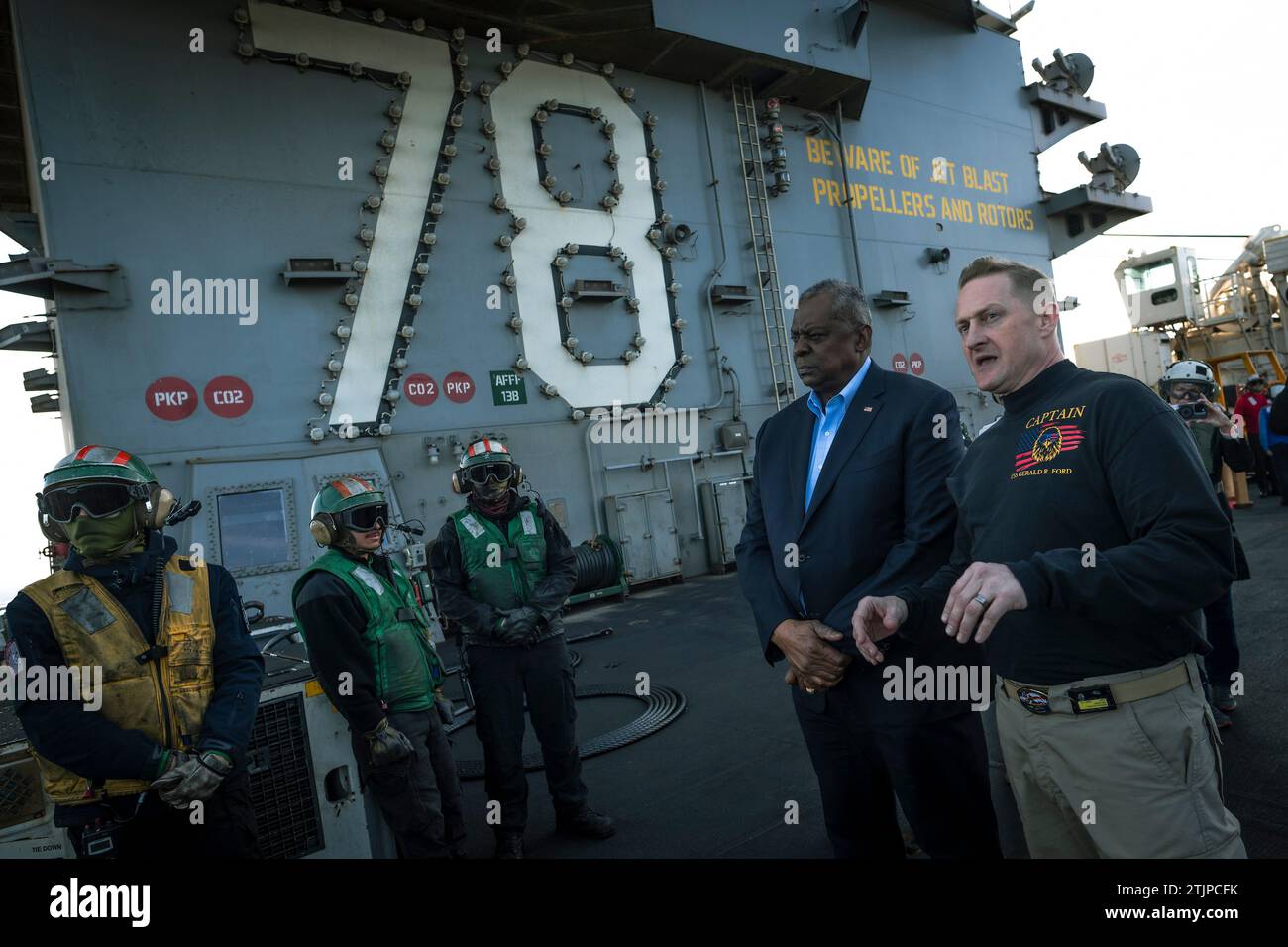 USS Gerald R Ford, États-Unis. 20 décembre 2023. Le secrétaire américain à la Défense Lloyd Austin, à gauche, visite le poste d'envol avec le commandant, le capitaine Rick Burgess à bord du super porte-avions de classe Ford USS Gerald R Ford, le 20 décembre 2023 en cours en Méditerranée orientale. Le Ford fournit un moyen de dissuasion contre l'escalade régionale du conflit en cours à Gaza. Crédit : Chad McNeeley/DOD photo/Alamy Live News Banque D'Images