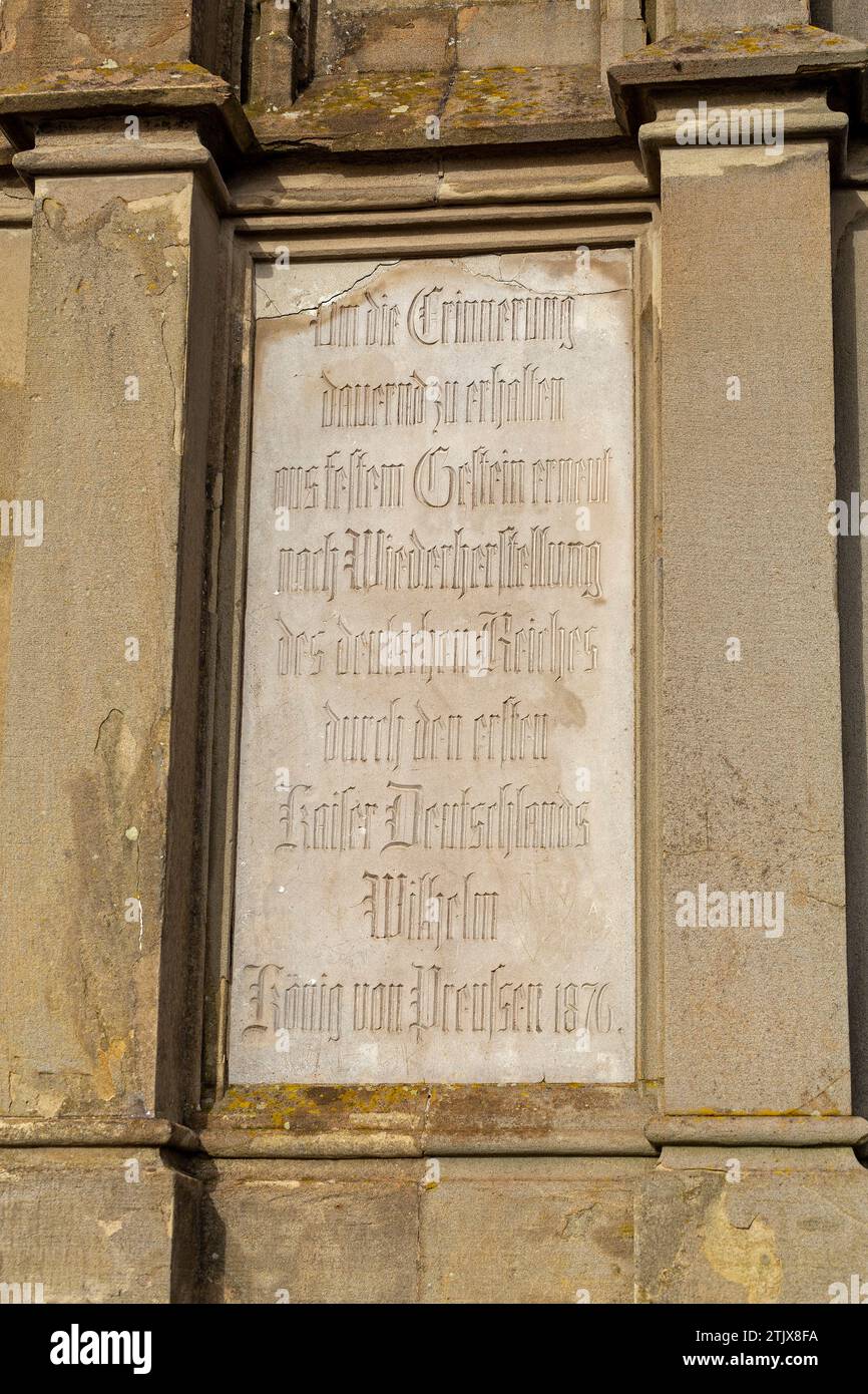 Détail, plaque commémorative, pinacle néo-gothique, plateau, Dragon’s Rock, Königswinter, Rhénanie du Nord-Westphalie, Allemagne Banque D'Images