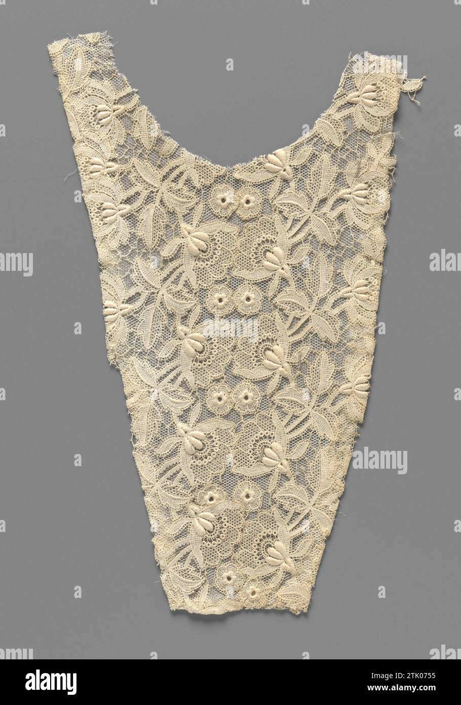 Gilet du côté application de la machine avec des fleurs en forme d'éventail et des feuilles en trois parties, anonyme, c. 1900 Gilet du côté application de la machine de couleur naturelle : côté machinal appliqué sur le tulle de la machine. Le côté imite le côté Duchesse. Modèle trapézoïdal allongé avec col rond. Le motif répétitif se compose de fleurs en éventail inclinées les unes au-dessus des autres, entre lesquelles de plus petites fleurs de rosette et des feuilles en trois parties sur des tiges courtes. Rayon de Calais. Coton (textile) gilet de couleur naturelle côté application machine : côté machinal appliqué sur tulle machine. Le côté imite le côté Duchesse. Elong Banque D'Images