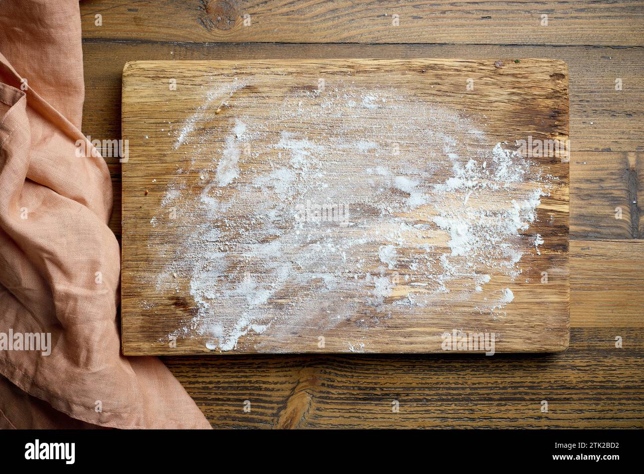 farine sur planche à découper en bois, vue de dessus Banque D'Images