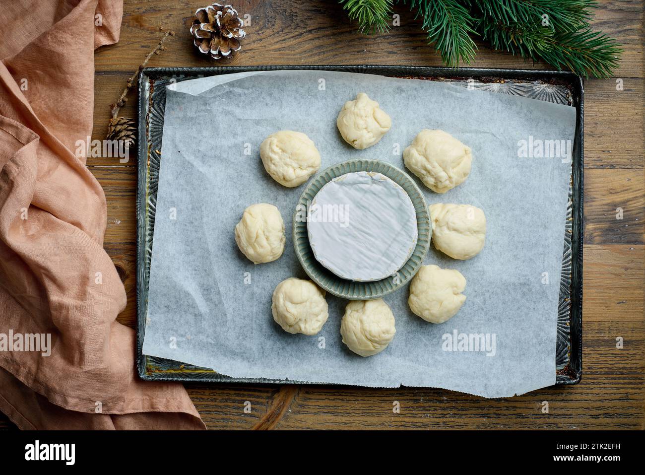 brioches crues de pâte à levure et fromage brie sur la poêle à pâtisserie, vue de dessus. Fond de cuisson de Noël Banque D'Images