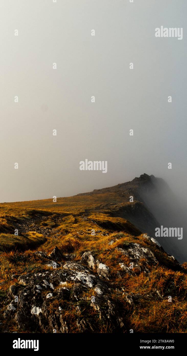 Lever de soleil nuageux sur la montagne Elidir Fawr, Snowdonia, pays de Galles Banque D'Images