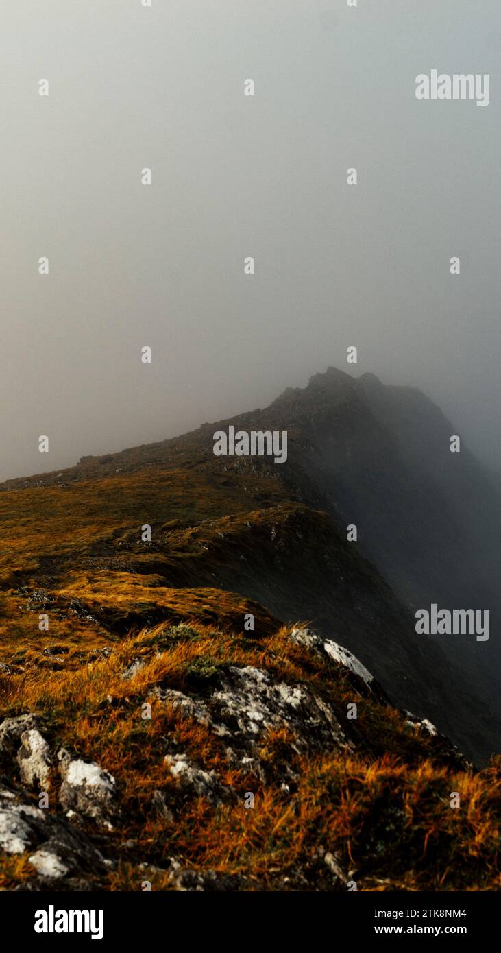 Lever de soleil nuageux sur la montagne Elidir Fawr, Snowdonia, pays de Galles Banque D'Images