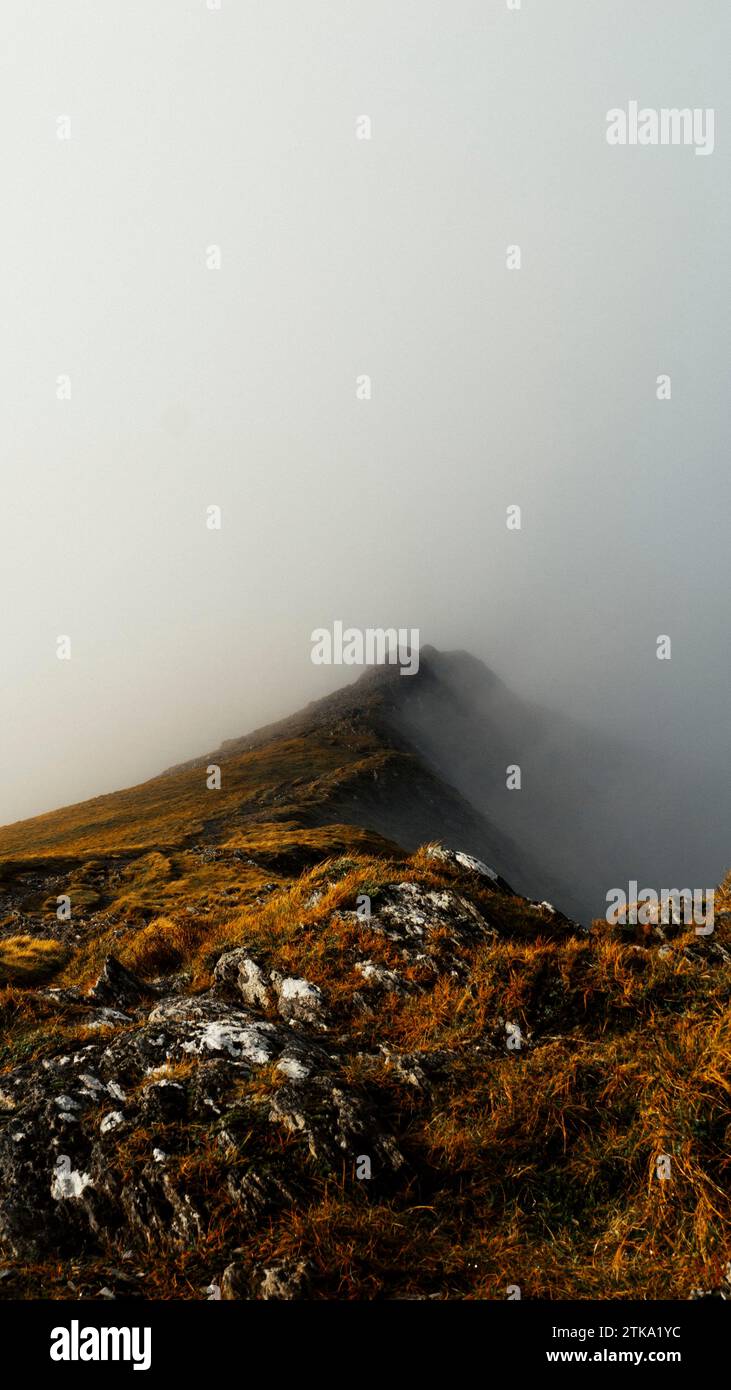 Lever de soleil nuageux sur la montagne Elidir Fawr, Snowdonia, pays de Galles Banque D'Images