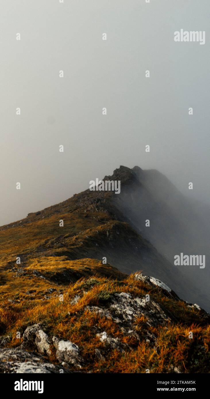 Lever de soleil nuageux sur la montagne Elidir Fawr, Snowdonia, pays de Galles Banque D'Images