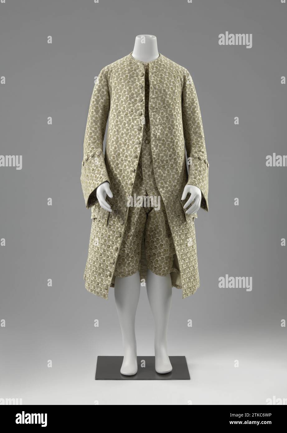 Costume : manteau, brèches et gilet, anonyme, c. 1740 - c. 1765 Veste ou jupe. Modèle : Kneelang et coupe droite en bas. Bâtiments avant inclinés avec système de plis profonds dans les coutures latérales, sur lesquels un certain nombre de nœuds couverts de poussière. Fendu au milieu derrière, pour la décoration de chaque côté flanquée d'un panneau étroit avec de larges boutonnières festées. Le long des bâtiments à l'avant 17 larges, a fondé des boutonnières (dont les dix premiers utilisables) et des nœuds recouverts de poussière. Col rond sans col. Une valve à poche large avec des poches latérales profondes sur chaque devant. Manches larges avec poignets larges et battus ; Bot Banque D'Images