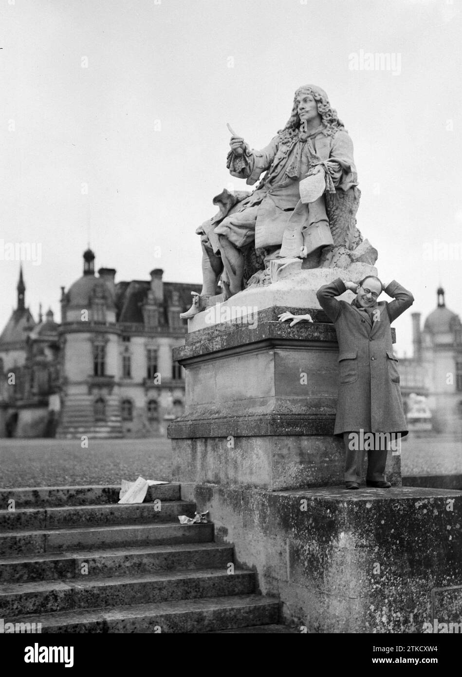 Homme inconnu (Herman) à la statue du Grand Condé (Louis II de Bourbon) dans le parc du Château de Chantilly ca. 1937 Banque D'Images