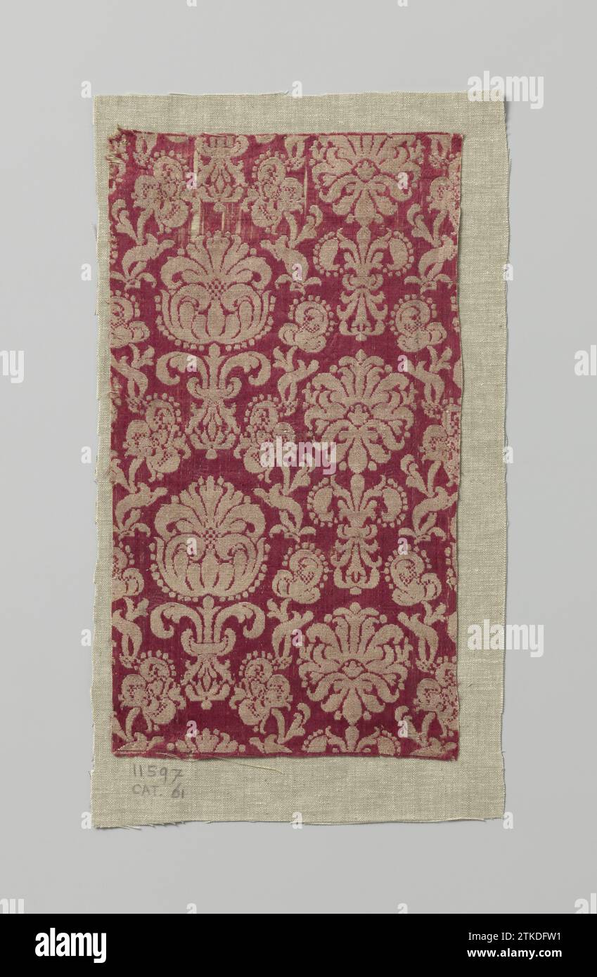 Fragment zijdeweefsel, anonyme, c. 1600 - c. 1699 fragment latéral rouge avec motif en blanc de rangées verticales de fleurs stylisées entre guirlandes de fleurs. Espagne Ketting : soie. Entrée : Lin (matériau) Damask fragment latéral rouge avec motif en blanc de rangées verticales de fleurs stylisées entre guirlandes de fleurs. Espagne Ketting : soie. Entrée : lin (matériel) Damas Banque D'Images