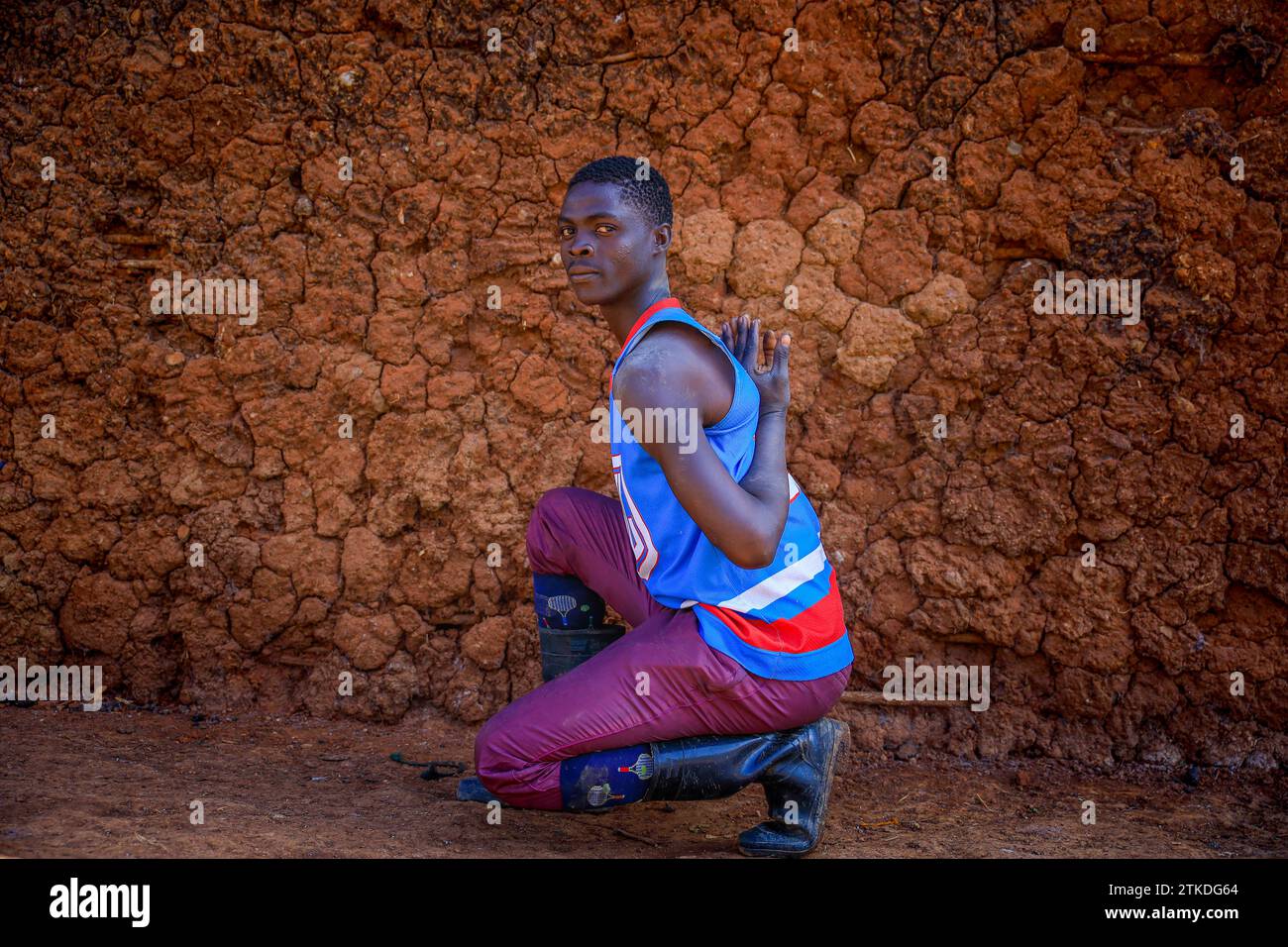 Un jeune homme est posé pour une photo dans les rues du bidonville de Kibera à Nairobi, au Kenya. Une vue à travers la vie quotidienne à Kibera actuellement les plus grands de l’Afrique Banque D'Images