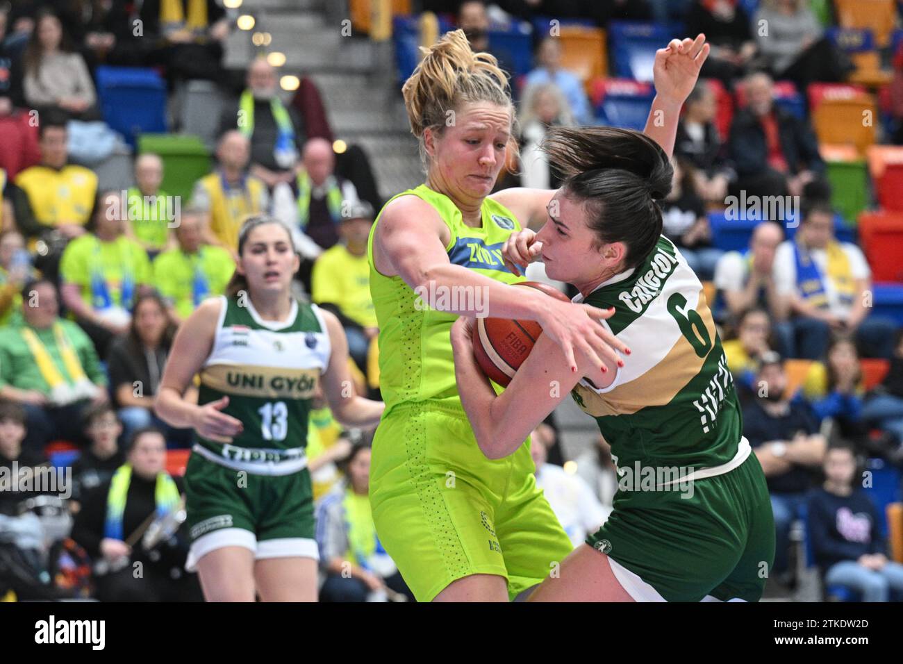 Prague, République tchèque. 20 décembre 2023. L-R Emese Hof (Praha) et Bridget Carleton (Gyor) en action lors de la Ligue européenne de basket-ball féminin, Groupe B, 10e tour, match ZVZ USK Praha vs Serco Uni Gyor, à Prague, République tchèque, le 20 décembre 2023. Crédit : Michal Kamaryt/CTK photo/Alamy Live News Banque D'Images