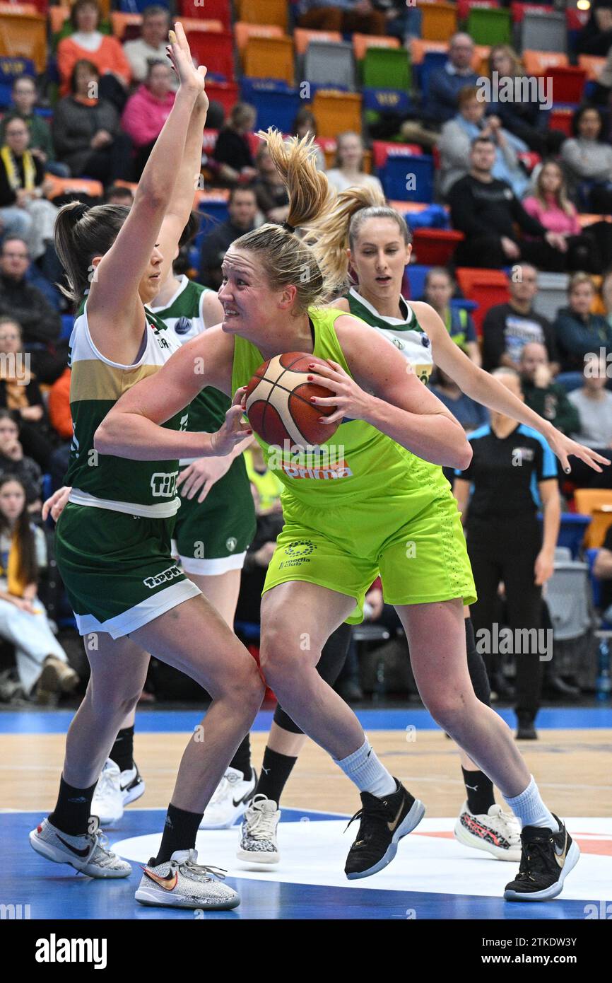 Prague, République tchèque. 20 décembre 2023. G-R Agnes Torok (Gyor) et Emese Hof (Praha) en action lors de la Ligue européenne de basket-ball féminin, Groupe B, 10e tour, match ZVZ USK Praha vs Serco Uni Gyor, à Prague, République tchèque, le 20 décembre 2023. Crédit : Michal Kamaryt/CTK photo/Alamy Live News Banque D'Images